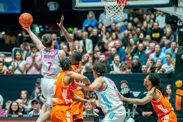 Chemnitz, Germany 04 April 2026 1 BBL 2025 2026 Niners Chemnitz against Telekom Baskets Bonn In the picture from left in the duel Grayson Murphy Bonn , Kevin Yebo 99 and John Newman III 99 Copyright: xFotostandx xNachtigallx