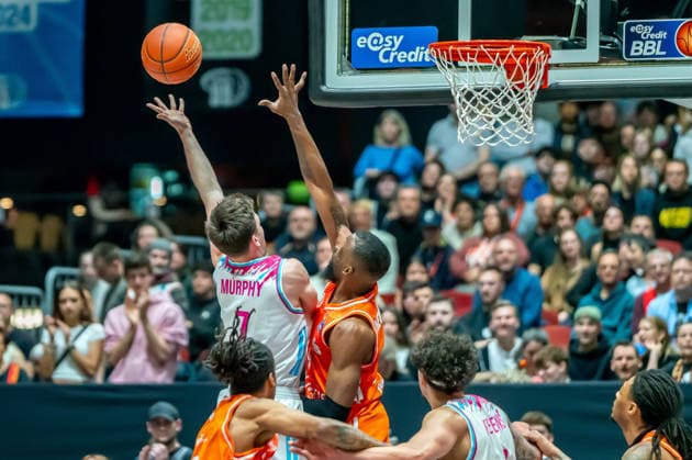 Chemnitz, Deutschland 04. April 2026: 1.BBL - 2025 2026 - Niners Chemnitz gegen Telekom Baskets Bonn Im Bild: v. li. im Zweikampf Grayson Murphy (Bonn) und John Newman III (99) *** Chemnitz, Germany 04 April 2026 1 BBL 2025 2026 Niners Chemnitz against Telekom Baskets Bonn Pictured from left in a duel Grayson Murphy Bonn and John Newman III 99 Copyright: xFotostandx xNachtigallx