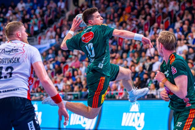 Renars Uscins (TSV Hannover-Burgdorf, Nr. 10) (v.l.), TSV Hannover-Burgdorf (grün) gegen SG Flensburg-Handewitt (weiß) am 27. Spieltag der Saison 2025 2026 in der DAIKIN Handball-Bundesliga (04.04.2026, ZAG Arena (Hannover, GER), *** Renars Uscins TSV Hannover Burgdorf, No. 10 v l , TSV Hannover Burgdorf green against SG Flensburg Handewitt white on matchday 27 of the 2025 2026 season in the DAIKIN Handball Bundesliga 04 04 2026, ZAG Arena Hannover, GER , Copyright: xJanxGuentherx xTSVxHannover-Burgdorfx