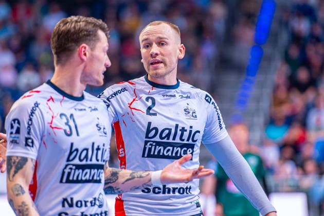 Simon Pytlick SG Flensburg Handewitt, No. 2 v l , TSV Hannover Burgdorf green against SG Flensburg Handewitt white on matchday 27 of the 2025 2026 season in the DAIKIN Handball Bundesliga 04 04 2026, ZAG Arena Hannover, GER , Copyright: xJanxGuentherx xTSVxHannover-Burgdorfx