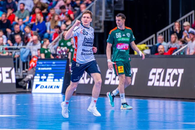 Domen Novak SG Flensburg Handewitt, No. 63 v l , TSV Hannover Burgdorf green against SG Flensburg Handewitt white on matchday 27 of the 2025 2026 season in the DAIKIN Handball Bundesliga 04 04 2026, ZAG Arena Hannover, GER , Copyright: xJanxGuentherx xTSVxHannover-Burgdorfx
