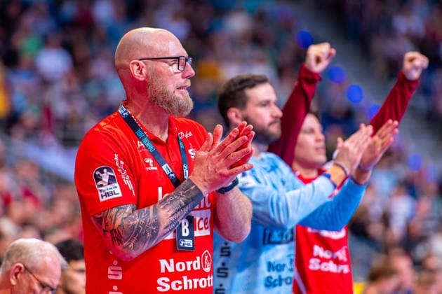 AleÅ¡ PajoviÄ‡ SG Flensburg Handewitt, Coach v l , TSV Hannover Burgdorf green vs SG Flensburg Handewitt white on matchday 27 of the 2025 2026 season in the DAIKIN Handball Bundesliga 04 04 2026, ZAG Arena Hannover, GER , Copyright: xJanxGuentherx xTSVxHannover-Burgdorfx