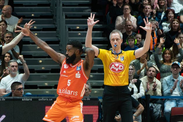 Chemnitz, Germany 04 April 2026 1 BBL 2025 2026 Niners Chemnitz against Telekom Baskets Bonn In the picture Corey Davis 99 after a 2 point throw Copyright: xFotostandx xNachtigallx