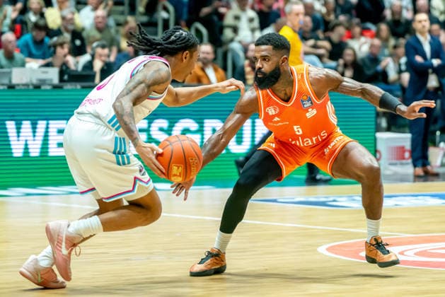 Chemnitz, Germany 04 April 2026 1 BBL 2025 2026 Niners Chemnitz against Telekom Baskets Bonn In the picture from left in the duel Jalen Finch Bonn and Corey Davis 99 Copyright: xFotostandx xNachtigallx