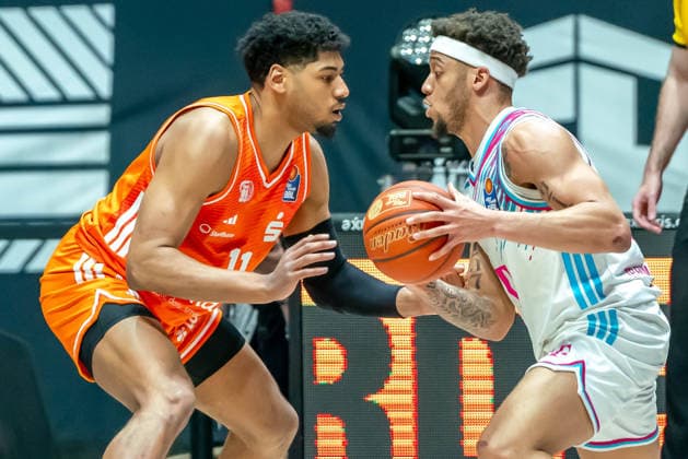 Chemnitz, Germany 04 April 2026 1 BBL 2025 2026 Niners Chemnitz against Telekom Baskets Bonn In the picture from left in the duel Kostja Mushidi 99 and Alijah Comithier Bonn Copyright: xFotostandx xNachtigallx