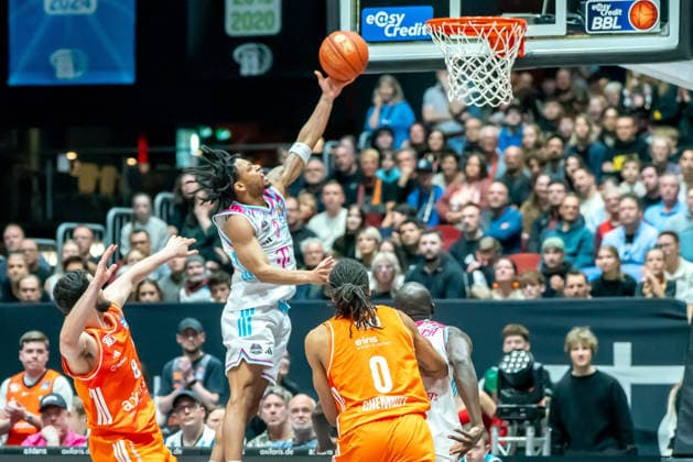 Chemnitz, Germany 04 April 2026 1 BBL 2025 2026 Niners Chemnitz vs Telekom Baskets Bonn In the picture Zachery Cooks Bonn 2 v li with a dunking Copyright: xFotostandx xNachtigallx