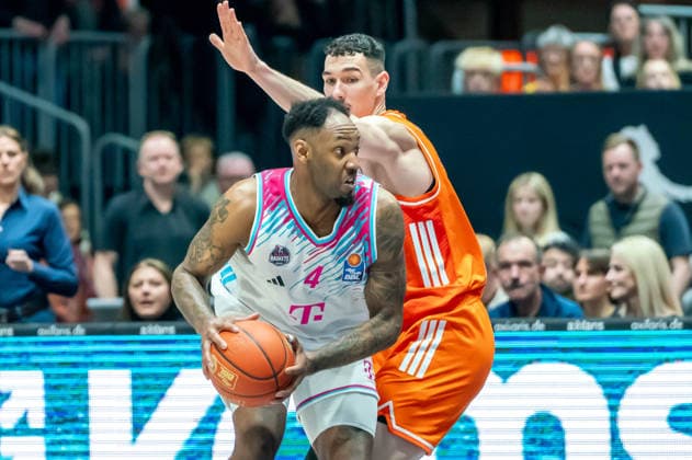 Chemnitz, Germany 04 April 2026 1 BBL 2025 2026 Niners Chemnitz vs Telekom Baskets Bonn Pictured from left in a duel Jeff Garrett Jr Bonn and Yordan Minchev 99 Copyright: xFotostandx xNachtigallx