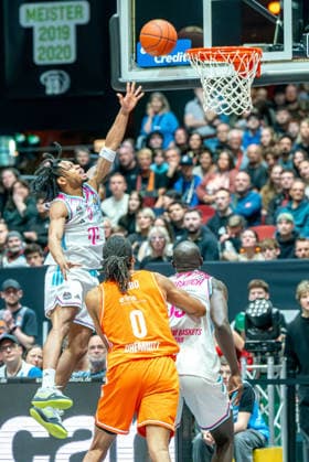 Chemnitz, Germany 04 April 2026 1 BBL 2025 2026 Niners Chemnitz against Telekom Baskets Bonn In the picture Zachery Cooks Bonn 1 v li with a dunking Copyright: xFotostandx xNachtigallx