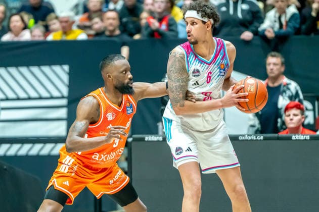 Chemnitz, Germany 04 April 2026 1 BBL 2025 2026 Niners Chemnitz against Telekom Baskets Bonn In the picture from left in the duel John Newman III 99 and Michael Kessens Bonn Copyright: xFotostandx xNachtigallx