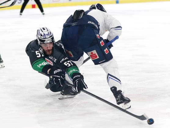 04.04.2026, Deutschland, Bietigheim, Eishockey DEL2, SC Bietigheim Steelers vs. EC Kassel Huskies, HF Spiel 2, v.l. Luis Ludin (Steelers), Dominic Turgeon (Kassel) *** 04 04 2026, Germany, Bietigheim, Ice Hockey DEL2, SC Bietigheim Steelers vs EC Kassel Huskies, HF Game 2, f l Luis Ludin Steelers , Dominic Turgeon Kassel