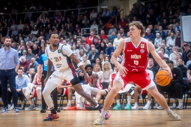 Barmer 2 Basketball Bundesliga ProA Bayer Giants Leverkusen vs RheinStars Koeln, 04 04 26 Leverkusen, 04 04 26 John Williams Jr Bayer Giants Leverkusen, 21 and Adam Paige RheinStars Cologne, 13 during the Barmer 2 Basketball Bundesliga ProA Bayer Giants Leverkusen vs RheinStars Koeln game at the Ostermann Arena in Leverkusen Copyright: xBEAUTIFULxSPORTS LeahxKohringx