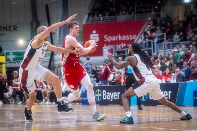 Barmer 2 Basketball Bundesliga ProA Bayer Giants Leverkusen vs RheinStars Cologne, 04 04 26 Leverkusen, 04 04 26 Dennis Heinzmann Bayer Giants Leverkusen, 22 and Björn Rohwer RheinStars Cologne, 15 during the game of the Barmer 2 Basketball Bundesliga ProA Bayer Giants Leverkusen vs RheinStars Cologne at the Ostermann Arena in Leverkusen Copyright: xBEAUTIFULxSPORTS LeahxKohringx