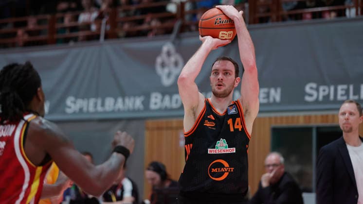In the picture from left Eddy Edigin Wuerzburg Baskets, 27 against Philipp Herkenhoff RASTA Vechta, 14 04 04 2026, Fitness First Wuerzburg Baskets vs RASTA Vechta, easyCredit BBL, 28 Matchday, Germany, 97072, tectake Arena Wuerzburg, Copyright: HMBxMedia xJulienxBecker
