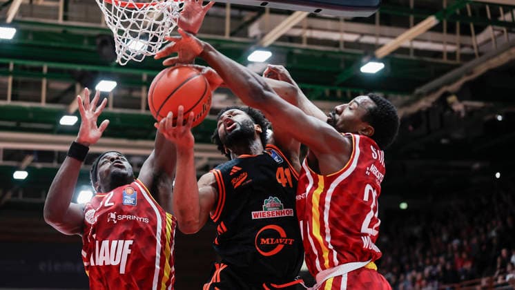 In the picture from left Charles Thompson Wuerzburg Baskets, 32 , Lioyd Pandi RASTA Vechta, 41 on the ball and Johnathan Stove Wuerzburg Baskets, 22 04 04 2026, Fitness First Wuerzburg Baskets vs RASTA Vechta, easyCredit BBL, 28 Matchday, Germany, 97072, tectake Arena Wuerzburg, Copyright: HMBxMedia xJulienxBecker