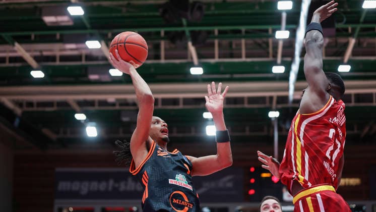 In the picture from left Alonzo Verge Jr RASTA Vechta, 11 with the basketball against Eddy Edigin Wuerzburg Baskets, 27 04 04 2026, Fitness First Wuerzburg Baskets vs RASTA Vechta, easyCredit BBL, 28 Matchday, Germany, 97072, tectake Arena Wuerzburg, Copyright: HMBxMedia xJulienxBecker