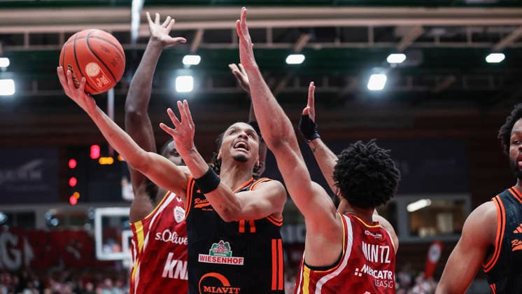 Im Bild: v.li. Eddy Edigin (Wuerzburg Baskets, 27), Alonzo Verge Jr. (RASTA Vechta, 11) am Ball und Davion Mintz (Wuerzburg Baskets, 10) 04.04.2026, Fitness First Wuerzburg Baskets vs. RASTA Vechta, easyCredit BBL, 28. Spieltag, Deutschland, 97072, tectake-Arena Wuerzburg, *** In the picture from left Eddy Edigin Wuerzburg Baskets, 27 , Alonzo Verge Jr RASTA Vechta, 11 on the ball and Davion Mintz Wuerzburg Baskets, 10 04 04 2026, Fitness First Wuerzburg Baskets vs RASTA Vechta, easyCredit BBL, Matchday 28, Germany, 97072, tectake Arena Wuerzburg, Copyright: HMBxMedia xJulienxBecker