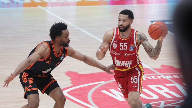 In the picture from left Lioyd Pandi RASTA Vechta, 41 against David Muenkat Wuerzburg Baskets, 55 on the ball 04 04 2026, Fitness First Wuerzburg Baskets vs RASTA Vechta, easyCredit BBL, 28 Matchday, Germany, 97072, tectake Arena Wuerzburg, Copyright: HMBxMedia xJulienxBecker
