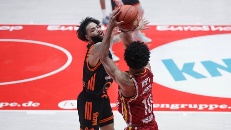 In the picture from left Tevin Brown RASTA Vechta, 10 defends Davion Mintz Wuerzburg Baskets, 10 04 04 2026, Fitness First Wuerzburg Baskets vs RASTA Vechta, easyCredit BBL, 28 Matchday, Germany, 97072, tectake Arena Wuerzburg, Copyright: HMBxMedia xJulienxBecker