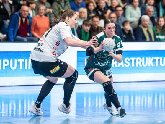 Lea Neubrander (Frisch Auf Frauen, 81) im Zweikampf mit Victoria Hasselbusch (BSV Sachsen Zwickau, 31), Frisch Auf Goeppingen vs. BSV Sachsen Zwickau, Handball, 1. Bundesliga, Spielzeit 2025 2026, 04.04.2026 Frisch Auf Goeppingen vs. BSV Sachsen Zwickau, Handball, 1. Bundesliga, Spielzeit 2025 2026, 04.04.2026 Goeppingen *** Lea Neubrander Frisch Auf Women, 81 in duel with Victoria Hasselbusch BSV Sachsen Zwickau, 31 , Frisch Auf Goeppingen vs BSV Sachsen Zwickau, Handball, 1 Bundesliga, Season 2025 2026, 04 04 2026 Frisch Auf Goeppingen vs BSV Sachsen Zwickau, Handball, 1 Bundesliga, Season 2025 2026, 04 04 2026 Goeppingen Copyright: xMichaelxSchmidt Eibner-Pressefotx EP_MST