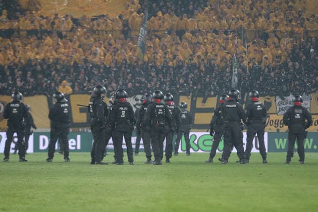 04 04 2026 Soccer Men 2025 2026 2 Bundesliga 28 Matchday SG Dynamo Dresden Hertha BSC Rudolf Harbig Stadion Dresden Police officers stand on the field during a stoppage in play Dresden Saxony Germany