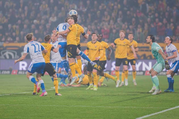 04 04 2026, xomx, Soccer 2 Bundesliga, Dynamo Dresden Hertha BSC Berlin v l Dawid Kownacki Hertha BSC and Jonas Sterner Dynamo Dresden in a duel on the ball DFL DFB REGULATIONS PROHIBIT ANY USE OF PHOTOGRAPHS as IMAGE SEQUENCES and or QUASI VIDEO Dresden