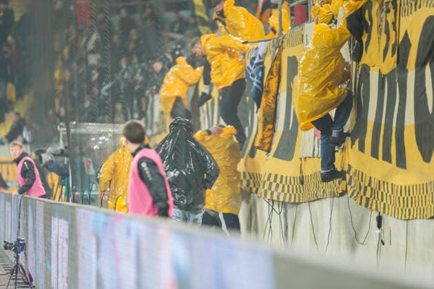 04 04 2026, xomx, Fußball 2 Bundesliga, Dynamo Dresden Hertha BSC Berlin v l Platzsturm, Raketen auf Dresden Fans, Polizeikette, Polizei dragengt Dresden Fans zurueckung Spielunterbrechung DFL DFB REGULATIONS PROHIBIT ANY USE OF PHOTOGRAPHS as IMAGE SEQUENCES and or QUASI VIDEO Dresden