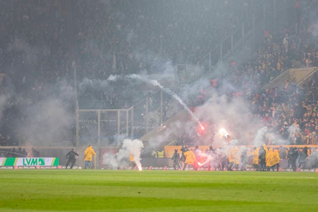 04 04 2026, xomx, Fußball 2 Bundesliga, Dynamo Dresden Hertha BSC Berlin v l Platzsturm, Raketen auf Dresden Fans, Polizeikette, Polizei dragengt Dresden Fans zurueckung Spielunterbrechung DFL DFB REGULATIONS PROHIBIT ANY USE OF PHOTOGRAPHS as IMAGE SEQUENCES and or QUASI VIDEO Dresden