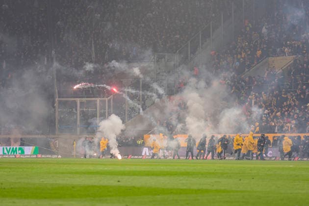 04 04 2026, xomx, Fußball 2 Bundesliga, Dynamo Dresden Hertha BSC Berlin v l Platzsturm, Raketen auf Dresden Fans, Polizeikette, Polizei dragengt Dresden Fans zurueckung Spielunterbrechung DFL DFB REGULATIONS PROHIBIT ANY USE OF PHOTOGRAPHS as IMAGE SEQUENCES and or QUASI VIDEO Dresden