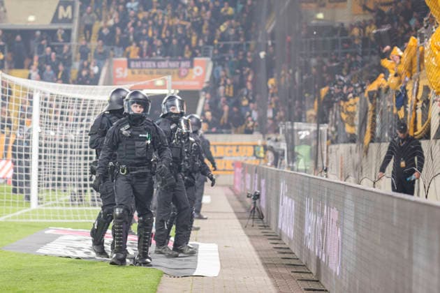 04 04 2026, xomx, Fußball 2 Bundesliga, Dynamo Dresden Hertha BSC Berlin v l Platzsturm, Raketen auf Dresden Fans, Polizeikette, Polizei dragengt Dresden Fans zurueckung Spielunterbrechung DFL DFB REGULATIONS PROHIBIT ANY USE OF PHOTOGRAPHS as IMAGE SEQUENCES and or QUASI VIDEO Dresden