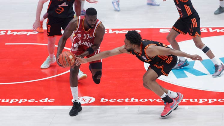 In the picture from left Eddy Edigin Wuerzburg Baskets, 27 on the ball against Lioyd Pandi RASTA Vechta, 41 04 04 2026, Fitness First Wuerzburg Baskets vs RASTA Vechta, easyCredit BBL, Matchday 28, Germany, 97072, tectake Arena Wuerzburg, Copyright: HMBxMedia xJulienxBecker