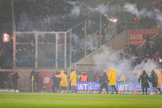 04 04 2026, xomx, Fußball 2 Bundesliga, Dynamo Dresden Hertha BSC Berlin v l Platzsturm, Raketen auf Dresden Fans, Polizeikette, Polizei dragengt Dresden Fans zurueckung Spielunterbrechung DFL DFB REGULATIONS PROHIBIT ANY USE OF PHOTOGRAPHS as IMAGE SEQUENCES and or QUASI VIDEO Dresden