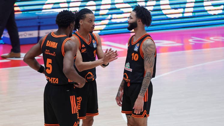In the picture from left TJ Bamba RASTA Vechta, 5 , Alonzo Verge Jr RASTA Vechta, 11 and Tevin Brown RASTA Vechta, 10 discuss 04 04 2026, Fitness First Wuerzburg Baskets vs RASTA Vechta, easyCredit BBL, 28 Matchday, Germany, 97072, tectake Arena Wuerzburg, Copyright: HMBxMedia xJulienxBecker