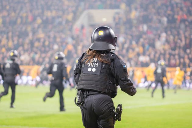 04 04 2026, xomx, Fußball 2 Bundesliga, Dynamo Dresden Hertha BSC Berlin v l Platzsturm, Raketen auf Dresden Fans, Polizeikette, Polizei dragengt Dresden Fans zurueckung Spielunterbrechung DFL DFB REGULATIONS PROHIBIT ANY USE OF PHOTOGRAPHS as IMAGE SEQUENCES and or QUASI VIDEO Dresden