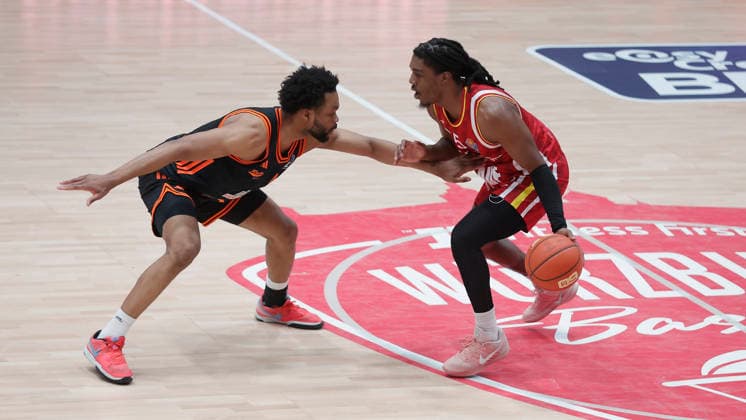 In the picture from left Lioyd Pandi RASTA Vechta, 41 against Marcus Carr Wuerzburg Baskets, 5 on the ball 04 04 2026, Fitness First Wuerzburg Baskets vs RASTA Vechta, easyCredit BBL, 28 Matchday, Germany, 97072, tectake Arena Wuerzburg, Copyright: HMBxMedia xJulienxBecker
