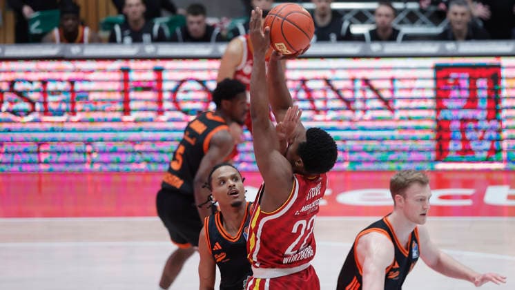 In the picture from left Alonzo Verge Jr RASTA Vechta, 11 holds his hand in front of Johnathan Stove Wuerzburg Baskets, 22 face 04 04 2026, Fitness First Wuerzburg Baskets vs RASTA Vechta, easyCredit BBL, 28 Matchday, Germany, 97072, tectake Arena Wuerzburg, Copyright: HMBxMedia xJulienxBecker