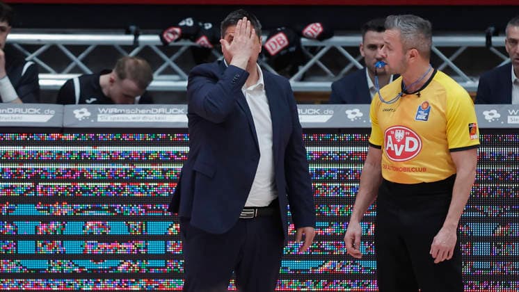In the picture Head Coach Sasa Filipovski Wuerzburg Baskets , left in the picture complains for a game action from the opponent 04 04 2026, Fitness First Wuerzburg Baskets vs RASTA Vechta, easyCredit BBL, 28 Matchday, Germany, 97072, tectake Arena Wuerzburg, Copyright: HMBxMedia xJulienxBecker