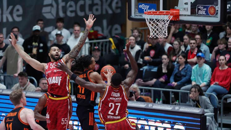In the picture from left David Muenkat Wuerzburg Baskets, 55 , left in the picture and Eddy Edigin Wuerzburg Baskets, 27 , right in the picture against the basket shot of Alonzo Verge Jr RASTA Vechta, 11 04 04 2026, Fitness First Wuerzburg Baskets vs RASTA Vechta, easyCredit BBL, 28 Matchday, Germany, 97072, tectake Arena Wuerzburg, Copyright: HMBxMedia xJulienxBecker