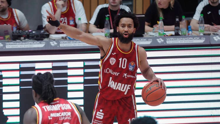 In the picture Davion Mintz Wuerzburg Baskets, 10 with instructions 04 04 2026, Fitness First Wuerzburg Baskets vs RASTA Vechta, easyCredit BBL, 28 Matchday, Germany, 97072, tectake Arena Wuerzburg, Copyright: HMBxMedia xJulienxBecker