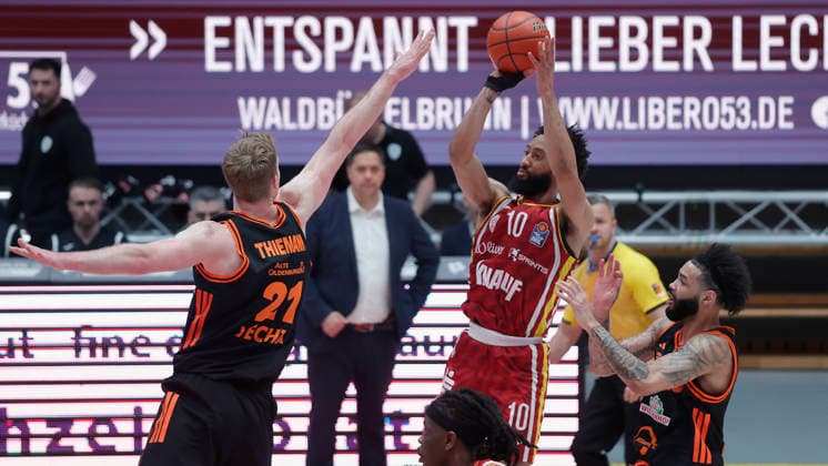 In the picture from left Lars Thiemann RASTA Vechta, 21 against the throw of Davion Mintz Wuerzburg Baskets, 10 04 04 2026, Fitness First Wuerzburg Baskets vs RASTA Vechta, easyCredit BBL, 28 Matchday, Germany, 97072, tectake Arena Wuerzburg, Copyright: HMBxMedia xJulienxBecker