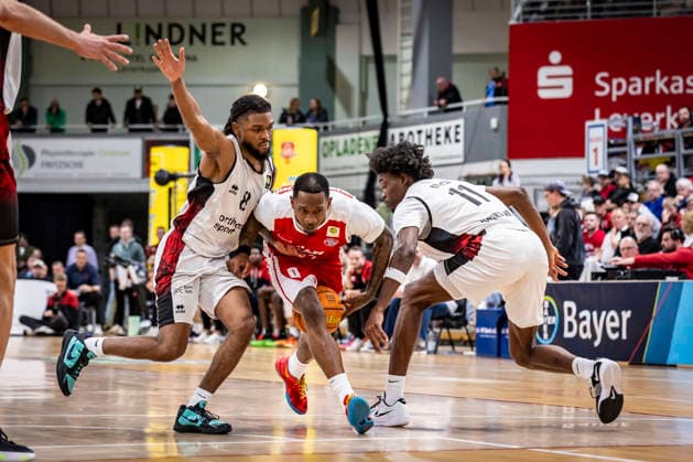 Barmer 2 Basketball Bundesliga ProA Bayer Giants Leverkusen vs RheinStars Koeln, 04 04 26 Leverkusen, 04 04 26 Kobe Langley Bayer Giants Leverkusen, 8 and Ricardo Lynch Bayer Giants Leverkusen, 11 against Cedric Cezell Russell Jr RheinStars Cologne, 0 during the Barmer 2 Basketball Bundesliga ProA Bayer Giants Leverkusen vs RheinStars Koeln game at the Ostermann Arena in Leverkusen Copyright: xBEAUTIFULxSPORTS LeahxKohringx
