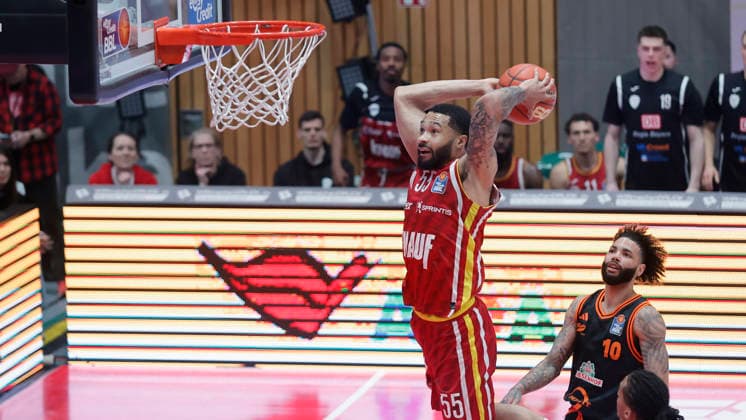 In the picture David Muenkat Wuerzburg Baskets, 55 with the dunk 04 04 2026, Fitness First Wuerzburg Baskets vs RASTA Vechta, easyCredit BBL, 28 Matchday, Germany, 97072, tectake Arena Wuerzburg, Copyright: HMBxMedia xJulienxBecker