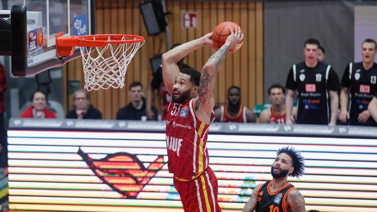 In the picture David Muenkat Wuerzburg Baskets, 55 with the dunk 04 04 2026, Fitness First Wuerzburg Baskets vs RASTA Vechta, easyCredit BBL, 28 Matchday, Germany, 97072, tectake Arena Wuerzburg, Copyright: HMBxMedia xJulienxBecker