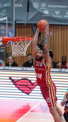 In the picture David Muenkat Wuerzburg Baskets, 55 with the dunk 04 04 2026, Fitness First Wuerzburg Baskets vs RASTA Vechta, easyCredit BBL, 28 Matchday, Germany, 97072, tectake Arena Wuerzburg, Copyright: HMBxMedia xJulienxBecker