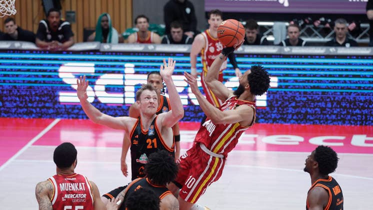 In the picture from left Lars Thiemann RASTA Vechta, 21 against Davion Mintz Wuerzburg Baskets, 10 on the ball 04 04 2026, Fitness First Wuerzburg Baskets vs RASTA Vechta, easyCredit BBL, 28 Matchday, Germany, 97072, tectake Arena Wuerzburg, Copyright: HMBxMedia xJulienxBecker