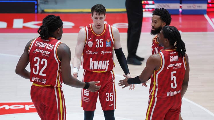In the picture from left Charles Thompson Wuerzburg Baskets, 32 , Alen Pjanic Wuerzburg Baskets, 35 , Davion Mintz Wuerzburg Baskets, 10 and Marcus Carr Wuerzburg Baskets, 5 clap 04 04 2026, Fitness First Wuerzburg Baskets vs RASTA Vechta, easyCredit BBL, Matchday 28, Germany, 97072, tectake Arena Wuerzburg, Copyright: HMBxMedia xJulienxBecker