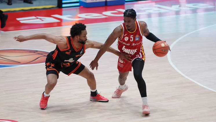 In the picture from left Lioyd Pandi RASTA Vechta, 41 against Marcus Carr Wuerzburg Baskets, 5 on the ball 04 04 2026, Fitness First Wuerzburg Baskets vs RASTA Vechta, easyCredit BBL, 28 Matchday, Germany, 97072, tectake Arena Wuerzburg, Copyright: HMBxMedia xJulienxBecker