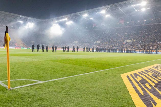 04 04 2026, xomx, Fußball 2 Bundesliga, Dynamo Dresden Hertha BSC Berlin v l Platzsturm, Raketen auf Dresden Fans, Polizeikette, Polizei dragengt Dresden Fans zurueckung Spielunterbrechung DFL DFB REGULATIONS PROHIBIT ANY USE OF PHOTOGRAPHS as IMAGE SEQUENCES and or QUASI VIDEO Dresden