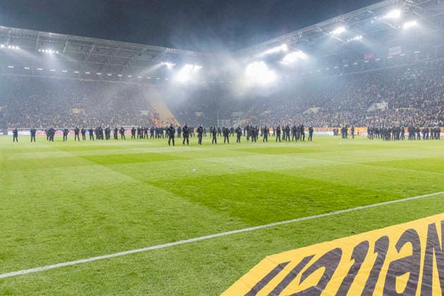 04 04 2026, xomx, Fußball 2 Bundesliga, Dynamo Dresden Hertha BSC Berlin v l Platzsturm, Raketen auf Dresden Fans, Polizeikette, Polizei dragengt Dresden Fans zurueckung Spielunterbrechung DFL DFB REGULATIONS PROHIBIT ANY USE OF PHOTOGRAPHS as IMAGE SEQUENCES and or QUASI VIDEO Dresden