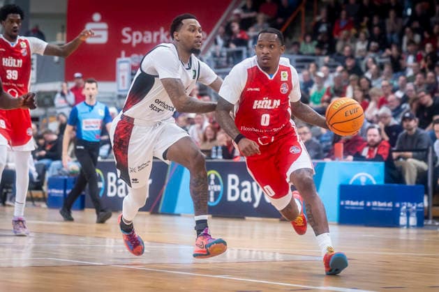 Barmer 2 Basketball Bundesliga ProA Bayer Giants Leverkusen vs RheinStars Koeln, 04 04 26 Leverkusen, 04 04 26 John Williams Jr Bayer Giants Leverkusen, 21 and Cedric Cezell Russell Jr RheinStars Koeln, 0 during the Barmer 2 Basketball Bundesliga ProA Bayer Giants Leverkusen vs RheinStars Koeln game at the Ostermann Arena in Leverkusen Copyright: xBEAUTIFULxSPORTS LeahxKohringx