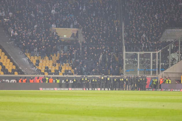 04 04 2026, xomx, Fußball 2 Bundesliga, Dynamo Dresden Hertha BSC Berlin v l Platzsturm, Raketen auf Dresden Fans, Polizeikette, Polizei dragengt Dresden Fans zurueckung Spielunterbrechung DFL DFB REGULATIONS PROHIBIT ANY USE OF PHOTOGRAPHS as IMAGE SEQUENCES and or QUASI VIDEO Dresden
